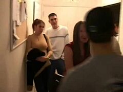 O studentă prostituată este futută în stil doggy la o petrecere de colegii
