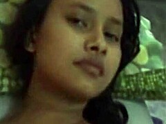 Momta, la carina ragazza indiana, viene scopata dal fidanzato in 18 minuti