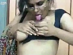 Индийская учительница демонстрирует свои навыки поднятия членов в этом секс-видео