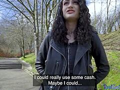Uma adolescente de cabelos pretos monta um pênis POV por dinheiro depois de fazer um boquete