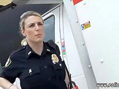 HD-video av polisen som snokar i en falsk taxi