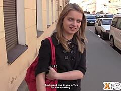 Rosyjski agent zajmujący się castingiem uprawia seks z szczupłą blondynką przed kamerą