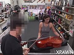 Una chica amateur es follada en una tienda