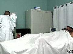 Un médico latino con un pene gigante toma a un paciente en una escena de sexo duro