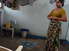 En hårete indisk jente tar av seg klærne og viser frem den hårete armhulen i HD-kvalitet