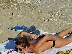 Amatorski film topless z seksownymi MILFami na plaży