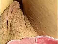 Vídeo POV caseiro de uma MILF quente se masturbando com seios pequenos e seios naturais