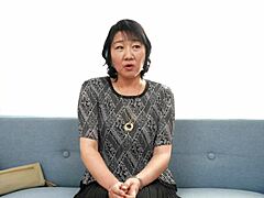 Hiroko Sekines, eine betrügerische Hausfrau, trifft sich zum ersten Mal im Masturbationsraum