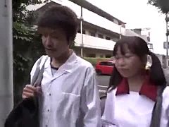 Stiefvader deelt zijn tiener Aramaki Shiori met studentenvriendje