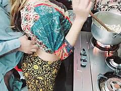 Az indiai feleségnek a férje megbaszta a fenekét, miközben főzött