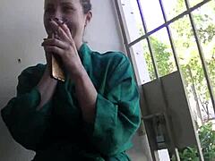 Le mari cocu regarde Helena Price fumer et boire dans une vidéo de fétichisme