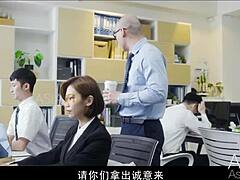 섹시한 노동자가 등장하는 최고의 아시아 포르노 비디오에서 크림피 놀라움