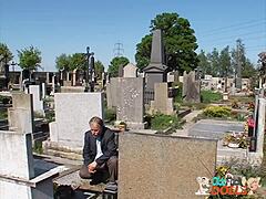 Um avô e uma neta fazem sexo intenso perto do cemitério