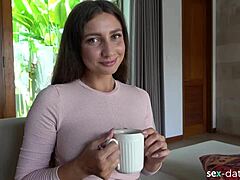 En lille brunette fra en datingside bliver inviteret til te og giver en blowjob