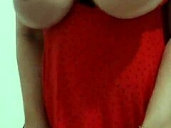 Latina amadora com grandes seios mostra seus seios naturais na webcam