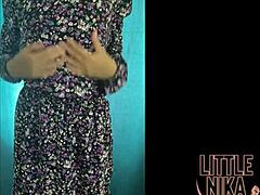 Vídeo virtual de Little Nikas usando meias e enchendo sua vagina