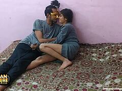 Zobacz, jak ta chuda indiańska laska wypełnia swoją cipkę i tyłek spermą w tym domowym filmie porno