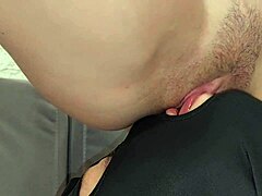 Amatersko sedenje na obrazu vodi do močnega orgazma z lizanjem mučke