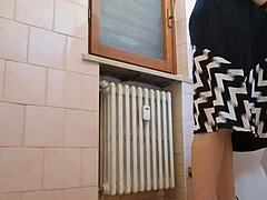Blondynki pokazują swoje rozerwane ubrania w publicznej toalecie