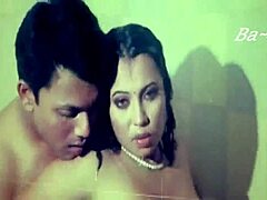 Bangla szexi lány le és piszkos egy párás videóban