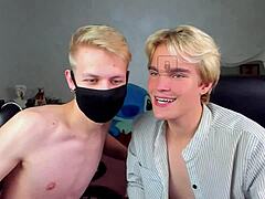 Show de webcam gay cu sex oral intens și joc anal