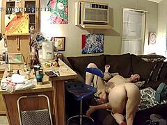 Gay amateur le hace una mamada a una cámara oculta en HD