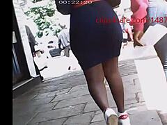 Un voyeur spectateur trouve une femme africaine époustouflante dans une robe serrée