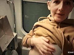 Masturbacija na prostem v vlaku