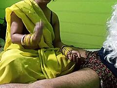La belle-fille indienne aux gros seins baise avec son professeur chaud dans un vrai jeu de rôle