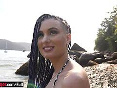 Крупный план ануса горячей бразильской любительницы в клипе секс на пляже