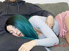 Une adolescente fait la sieste sur la bite de son demi-frère