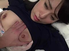 Japanisches Amateurmädchen mit großen natürlichen Titten und Arsch genießt Autosex