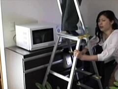 Ázijská žena v domácnosti sa nechá zozadu ošukať a prstovať