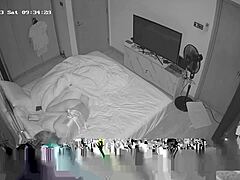 Шпионска камера хваща момиче в акта в спалнята си
