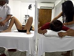 Moglie giapponese tradisce il marito con un dottore perverso in una sessione di massaggio sensuale