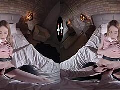 Expérience de réalité virtuelle dans une pièce sombre avec une nana aux gros seins