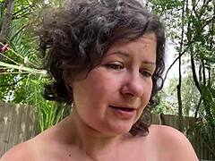 Beleza australiana compartilha experiências com queimaduras solares e picada de mosquito enquanto é interrompida por uma aventura de acampamento