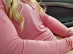 Blond babe rozkoszuje się wtyczką analną i dildo w samochodzie