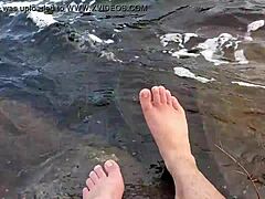 Mikine velike in kosmate noge uživajo v bosi igri v vodi