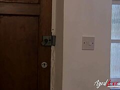 Vanhempi brittiläinen kypsä Lacey Starr antaa rotujenvälistä suihinottoa ja hardcore seksiä