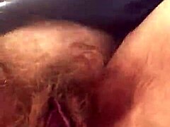 Eldre tysk kvinne avslører sin ubarberte vagina