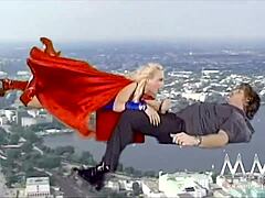 Kelly Trump v retro cosplay scéně s superhrdinou