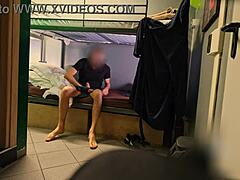 Evropští obyvatelé ubytovny se oddávají sprchové masturbaci