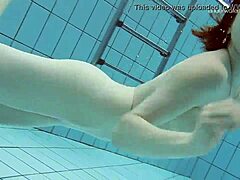 Modèle de maillot de bain russe Lada Poleshuks Session chaude piscine