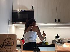I capezzoli mozzafiato di Silvia e la telecamera spia nascosta in cucina!