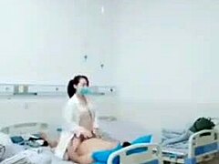 Enfermera tetona y paciente se entregan al placer anal