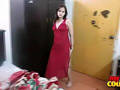 Sonia, una milf india, muestra sus grandes pechos mientras se desnuda y baila en un camisón rojo