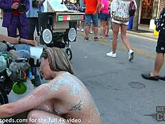 Key West Floridas Fantasy Fest 2018のストリートでビキニを着た美しい裸の女の子が狂っています