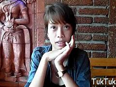 Hardcore porno video van een hete hoer die een Thaise sekspop neukt