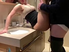 Ένα ερασιτεχνικό ζευγάρι γίνεται άγριο στο μπάνιο με ένα μεγάλο πέος